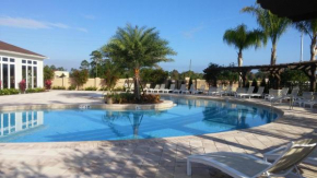 3 Bedroom townhouse in gated community with gym and pool 10 min to Disney
